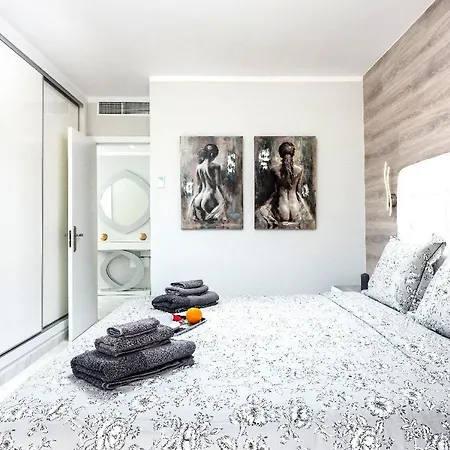 Apartment Modern 4 Bedroom In *