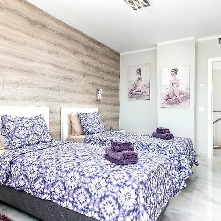 Modern 4 Bedroom In Apartment *