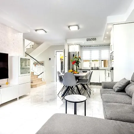 Modern 4 Bedroom In