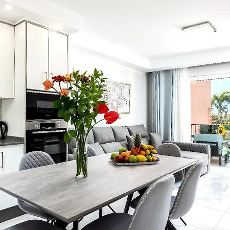 Modern 4 Bedroom In Apartment *