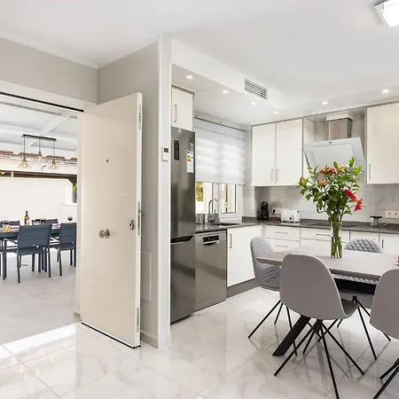 Modern 4 Bedroom In 度假居
