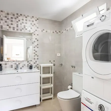 Modern 4 Bedroom In 度假居 阿德耶