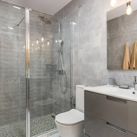 Modern 4 Bedroom In * 阿德耶
