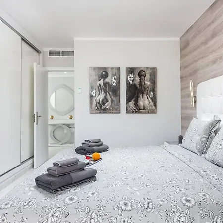 Modern 4 Bedroom In 阿德耶