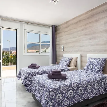 Modern 4 Bedroom In 度假居